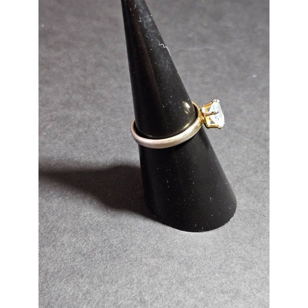 Gold tone gemstone ring Size 5.75 - Picture 9 of 11